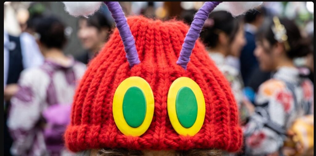 毛糸で編んだはらぺこあおむしの帽子と顔のディテール