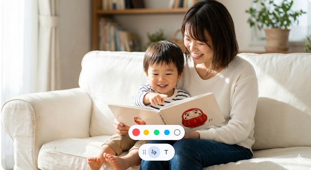 笑顔の母親と小さな男の子がソファーでだるまさんの絵本を読んでいる様子