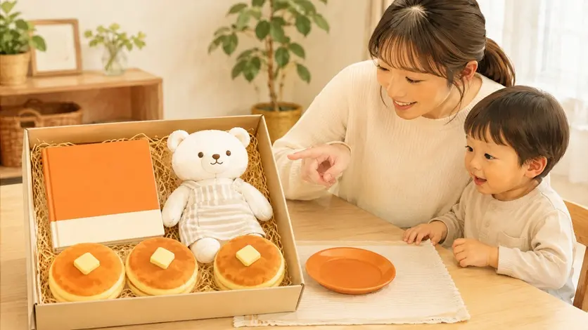しろくまちゃんのほっとけーき夢のふくふくセットのミニ絵本とぬいぐるみ、布製ホットケーキ3枚、お皿を見る親子