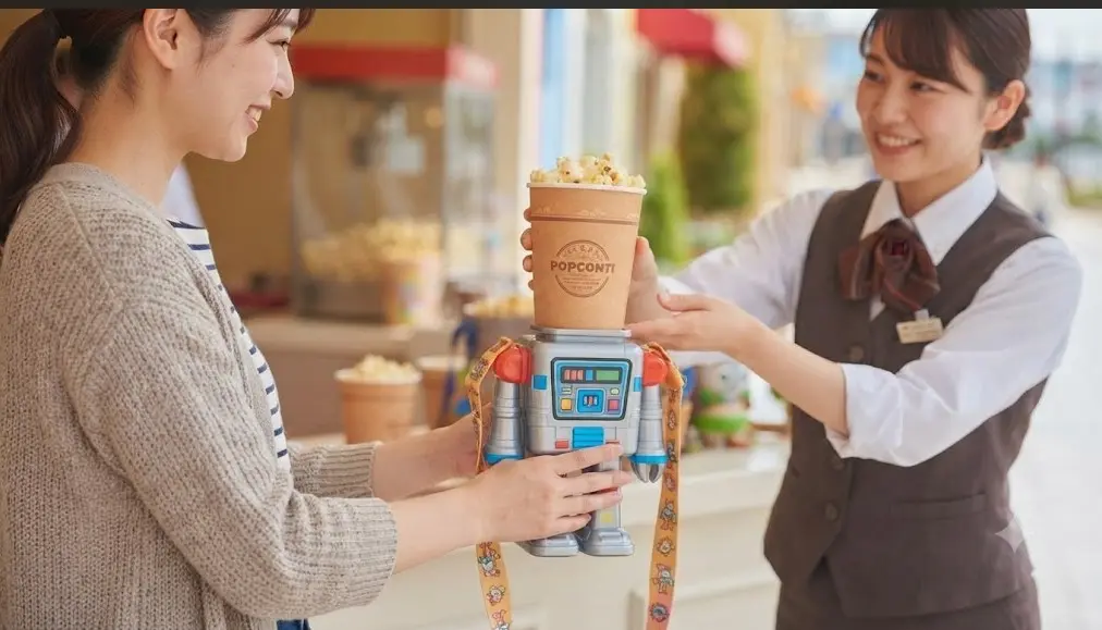お店のスタッフからポップコーンケースを受け取る母親
