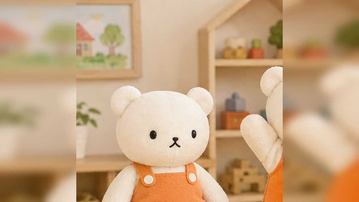 棚に飾る小さなしろくまのぬいぐるみをイメージした画像